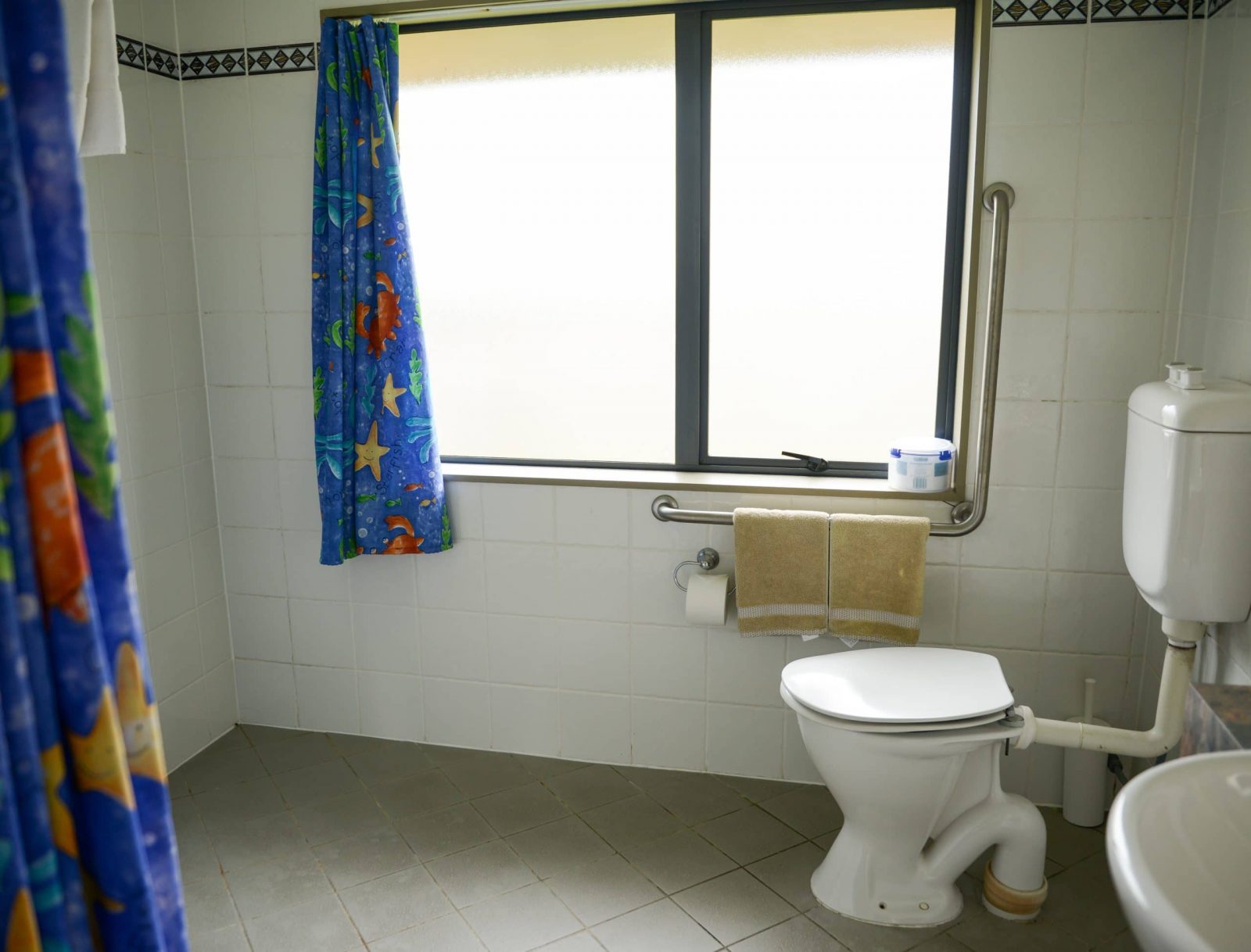 Accommodation motel 19 20 access units bathroom scaled